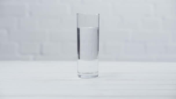 Обрізаний Вид Жінки Бере Склянку Води Столі — стокове відео