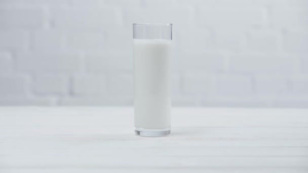 vue recadrée de la femme prenant un verre de lait frais 