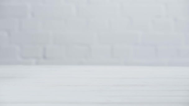 vue recadrée de la femme mettant verre d'eau sur la table  