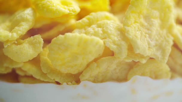 Selectieve Focus Van Knapperige Smakelijke Cornflakes Glazen Kuip Vulling Met — Stockvideo