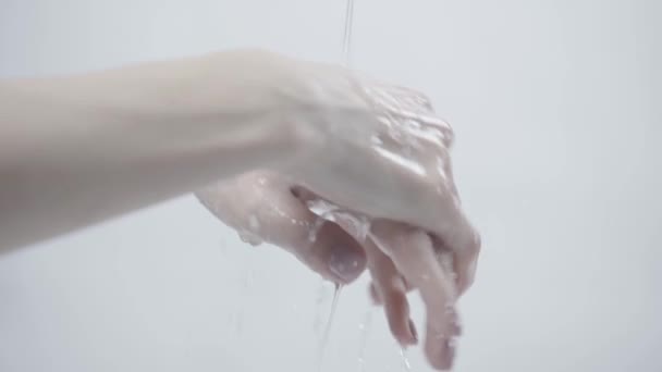 Vista Ritagliata Della Donna Lavarsi Mani Mentre Acqua Versando Sul — Video Stock