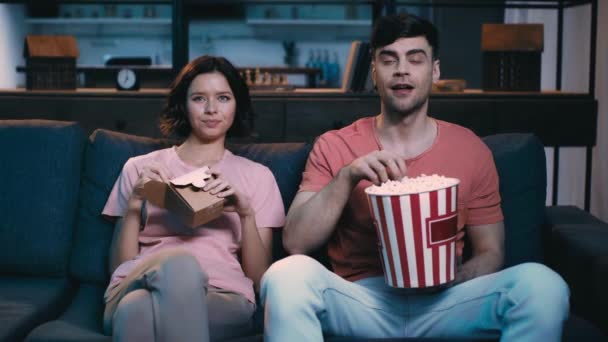 Jeune Homme Femme Assis Sur Canapé Maison Regarder Télévision Manger — Video