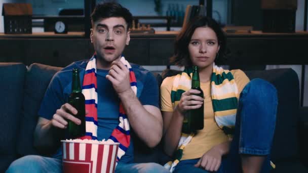 Unga Fans Randig Sjalar Titta Fotbollsmatch Hemma Dricka Äta Popcorn — Stockvideo