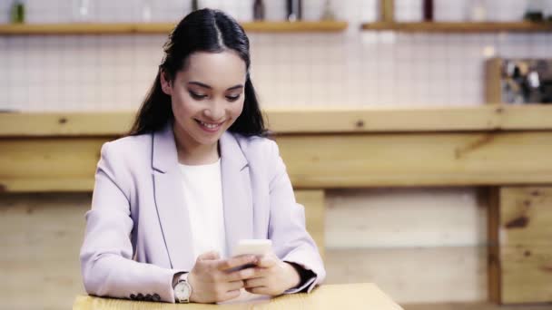 Sorrindo Bela Asiática Empresária Terno Usando Smartphone Café — Vídeo de Stock