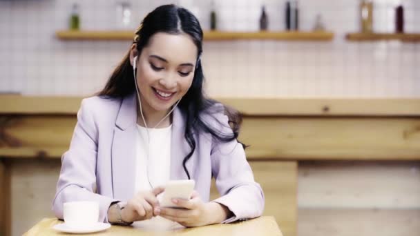 Sorrindo Bonita Mulher Asiática Terno Ouvindo Música Usando Smartphone Café — Vídeo de Stock