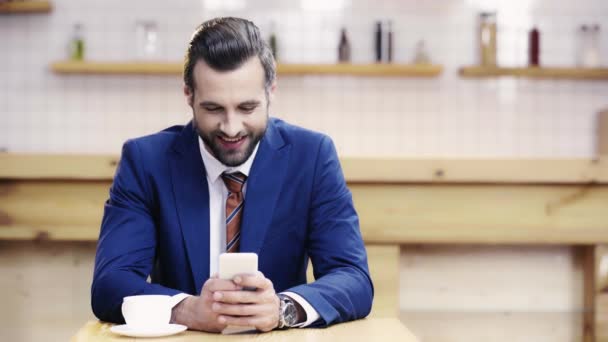 Lächelnder Und Schöner Mann Anzug Mit Smartphone Café — Stockvideo