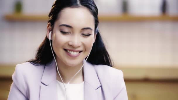 Positivo Bonito Asiático Mulher Terno Ouvindo Música Café — Vídeo de Stock