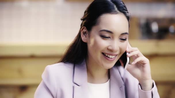 Positiv Och Ganska Asiatisk Kvinna Kostym Pratar Smartphone Dricka Kaffe — Stockvideo