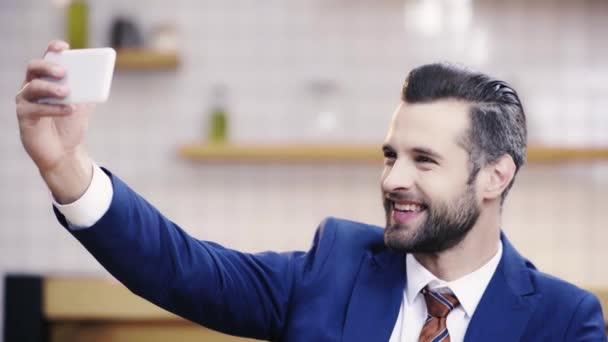 Gutaussehender Und Lächelnder Geschäftsmann Anzug Macht Selfie Und Benutzt Smartphone — Stockvideo
