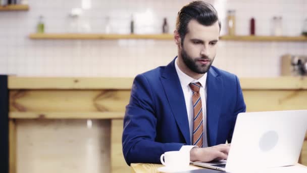 Homem Negócios Bonito Concentrado Terno Usando Laptop Café — Vídeo de Stock