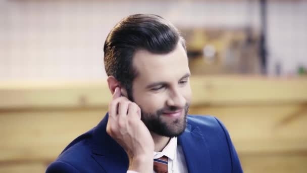 Homme Beau Souriant Costume Écouter Musique Boire Café Dans Café — Video