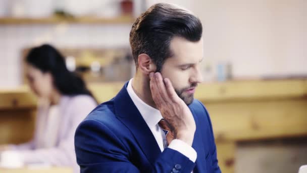 Hombre Negocios Concentrado Mirando Papeles Mujer Negocios Trabajando Segundo Plano — Vídeos de Stock