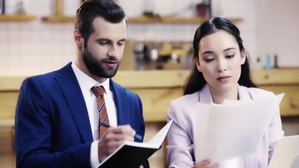 Mujer Negocios Sosteniendo Papeles Mirando Pantalla Del Ordenador Portátil Hombre — Vídeos de Stock