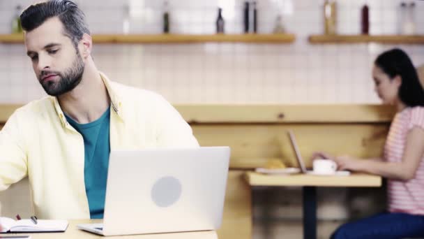 Homem Usando Laptop Falando Smartphone Mulher Digitando Computador Café — Vídeo de Stock