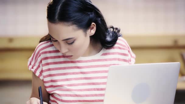 Mujer Asiática Seria Escritura Camiseta Cuaderno Uso Ordenador Portátil Cafetería — Vídeos de Stock