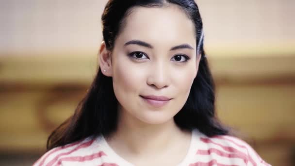 Piękna Brunetki Asian Woman Patrząc Kamerę Kawiarni — Wideo stockowe