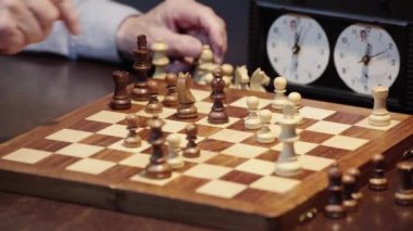 masada satranç oynarken gesturing iki üst düzey erkek kısmi görünümü