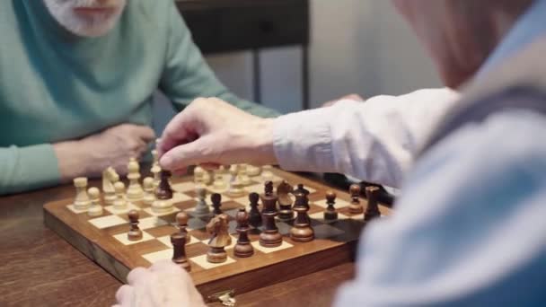 Частковий Вид Двох Старших Чоловіків Які Грають Шахи Натискають Кнопку — стокове відео
