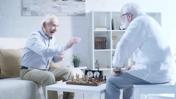 Heureux Homme Âgé Assis Près Échiquier Serrant Main Adversaire Riant — Video