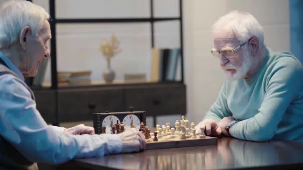 Nachdenklicher Bärtiger Senior Mit Brille Beim Schachspielen Und Knopfdruck Auf — Stockvideo