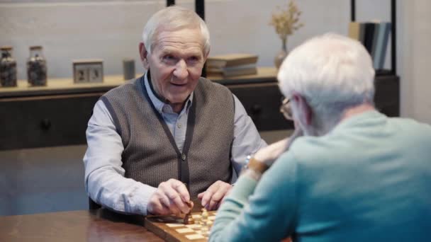 Senior Férfi Mellény Sakkozni Ellenfél Nevetve Dörzsölés Kezet Nappaliban — Stock videók