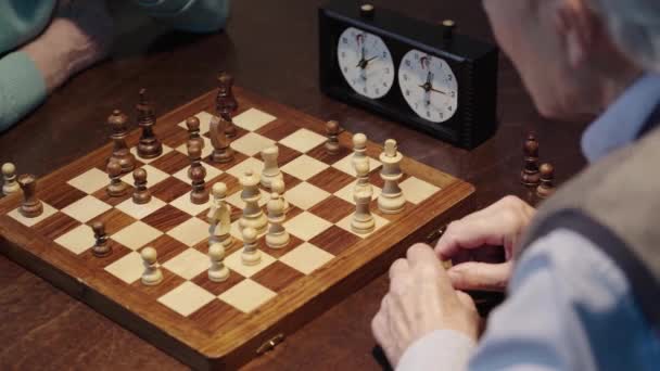 Teilansicht Zweier Älterer Männer Beim Schachspielen Und Knopfdruck Auf Die — Stockvideo