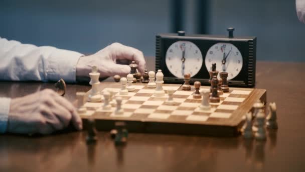 Обрезанный Вид Двух Старших Мужчин Играющих Шахматы Нажатие Кнопки Шахматных — стоковое видео