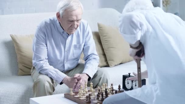 Twee Senior Mannen Spelen Schaken Drukken Knop Schaak Klok Woonkamer — Stockvideo