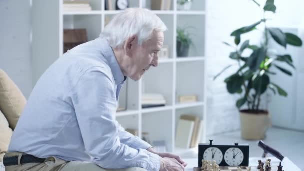 Вид Сбоку Застенчивого Пожилого Человека Играющего Шахматы Соперником Нажимающего Кнопку — стоковое видео