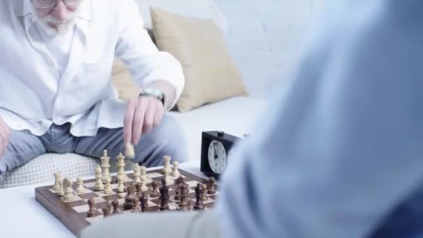 Ausgeschnittene Ansicht Zweier Älterer Männer Die Wohnzimmer Schach Spielen — Stockvideo