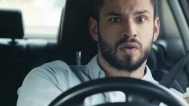 araba sürerken ve kağıt bardak tutarak duygusal adam korna seçici odak 
