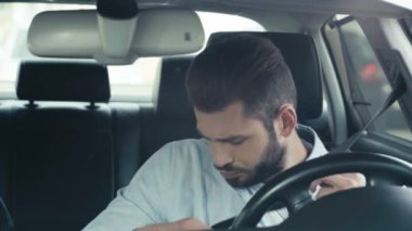 arabada emniyet kemeri bağlama yakışıklı sakallı adam seçici odak 