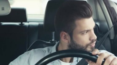 duygusal sakallı adam saat bakarak seçici odak, akıllı telefon alarak ve arabada otururken saat bakarak 