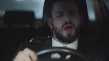 araba sürerken şarkı takım elbise yakışıklı adamın seçici odak 