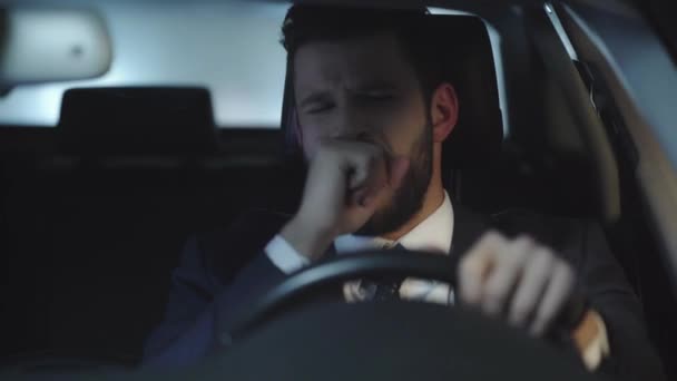 Yorgun Işadamı Esneme Direksiyon Tutarken Yüz Kaplama Seçici Odak Araba — Stok video