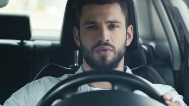 車の中に座って シートベルトを締めるひげを生やした男の選択的な焦点 — ストック動画