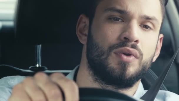 Enfoque Selectivo Del Hombre Barbudo Mirando Reloj Sosteniendo Volante Mientras — Vídeos de Stock