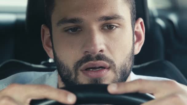 Close Homem Suado Gesticulando Enquanto Sentado Carro Segurando Volante — Vídeo de Stock