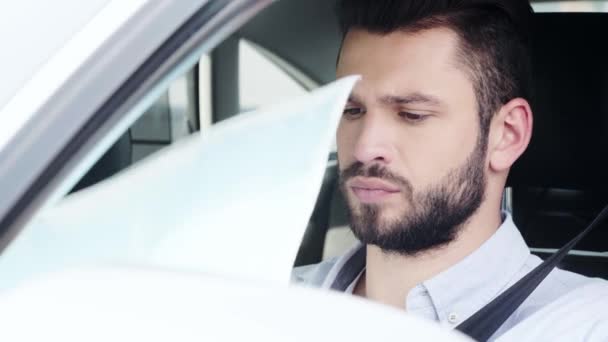 Enfoque Selectivo Hombre Barbudo Guapo Sentado Coche Mirando Mapa — Vídeo de stock