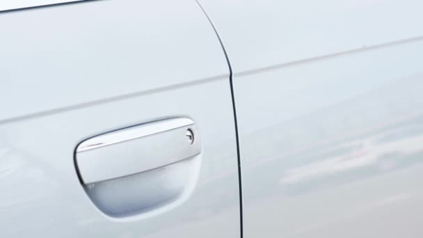 Обрізаний Вид Людини Торкається Ручки Під Час Відкриття Дверей Автомобіля — стокове відео