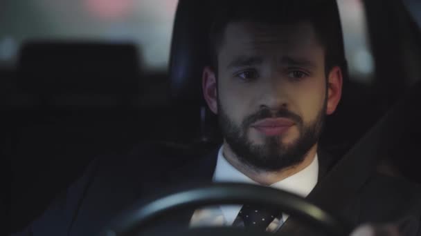 車を運転し 行くためにコーヒーを飲むハンサムなひげの男の選択的な焦点 — ストック動画