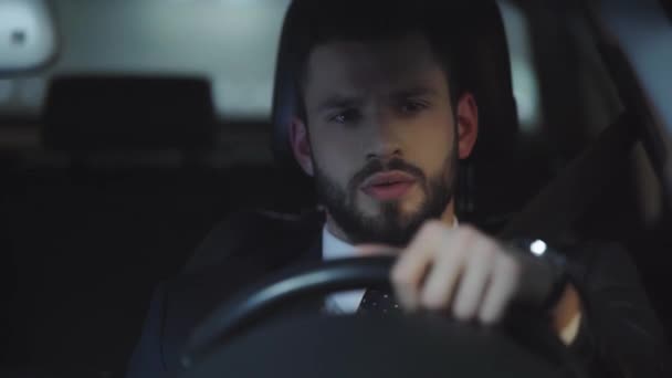 Takım Elbiseli Yakışıklı Adam Seçici Odak Araba Sürüş Akıllı Telefon — Stok video