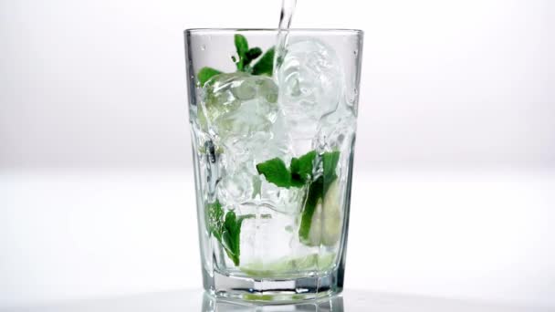 Färskt Vatten Hälla Glas Med Skivor Lime Mynta Och Isbitar — Stockvideo