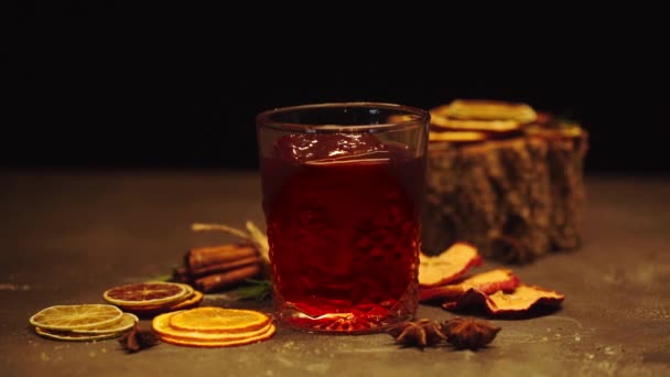 Apelsinskal Faller Glas Med Alkohol Cocktail Nära Torkade Frukter Svart — Stockvideo