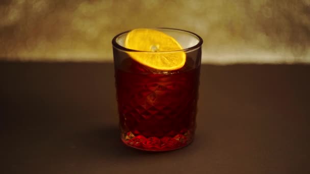 Gedroogd Oranje Vallende Glas Met Alcohol Drinken Bruin — Stockvideo