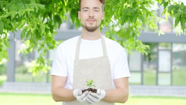Vorderansicht Des Bärtigen Gärtners Mit Handschuhen Und Schürze Der Grüne — Stockvideo