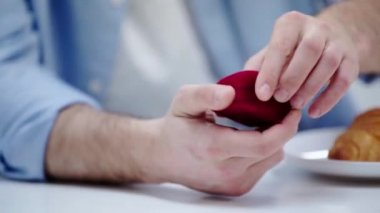 amaç yaparken halka ile kırmızı kutu açılış adam kırpılmış görünümü 