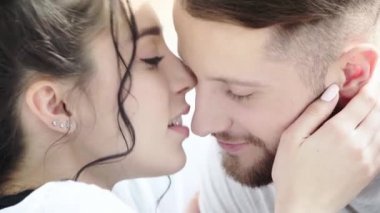 çekici kadın yüzü dokunmadan ve beyaz yakışıklı adamın burun öpüşme 