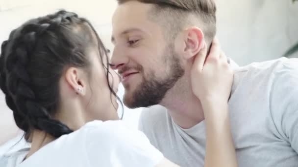 Szczęśliwy Brunetka Dziewczyna Patrząc Chłopak Uśmiechnięty Całowanie Policzek Sypialnia — Wideo stockowe