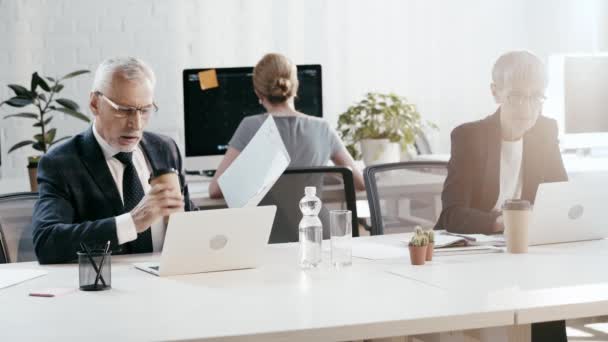 Selektiv Inriktning Affärsman Holding Mapp Och Papper Och Använda Laptop — Stockvideo